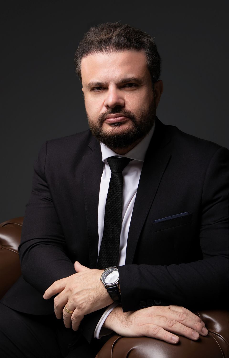 Fabrício Lima Silva sentado em uma poltrona
